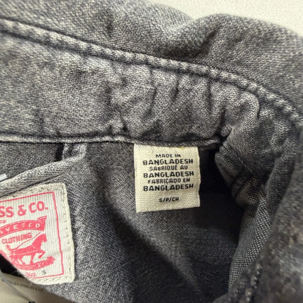 Levis Shirt Mens Small Gray Denim Western Snap Front Long Sleeve Standard Fit
